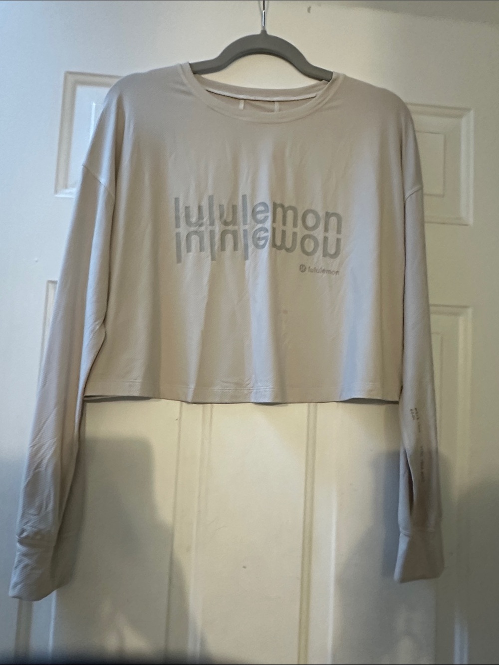 Lululemon Athletica Women's Muscle Cropped Long-Sleeve Top — Light Beige